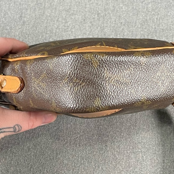 🐿️LOUIS VUITTON MONOGRAM DANUBE CROSSBODY BAG🐿️ - Picture 14 of 15